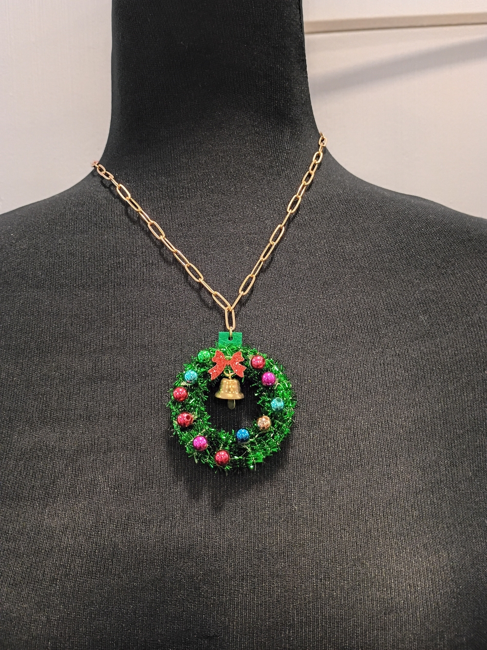Kohl's Gold Chain Necklace with Green Wreath and Multicolor Ornaments